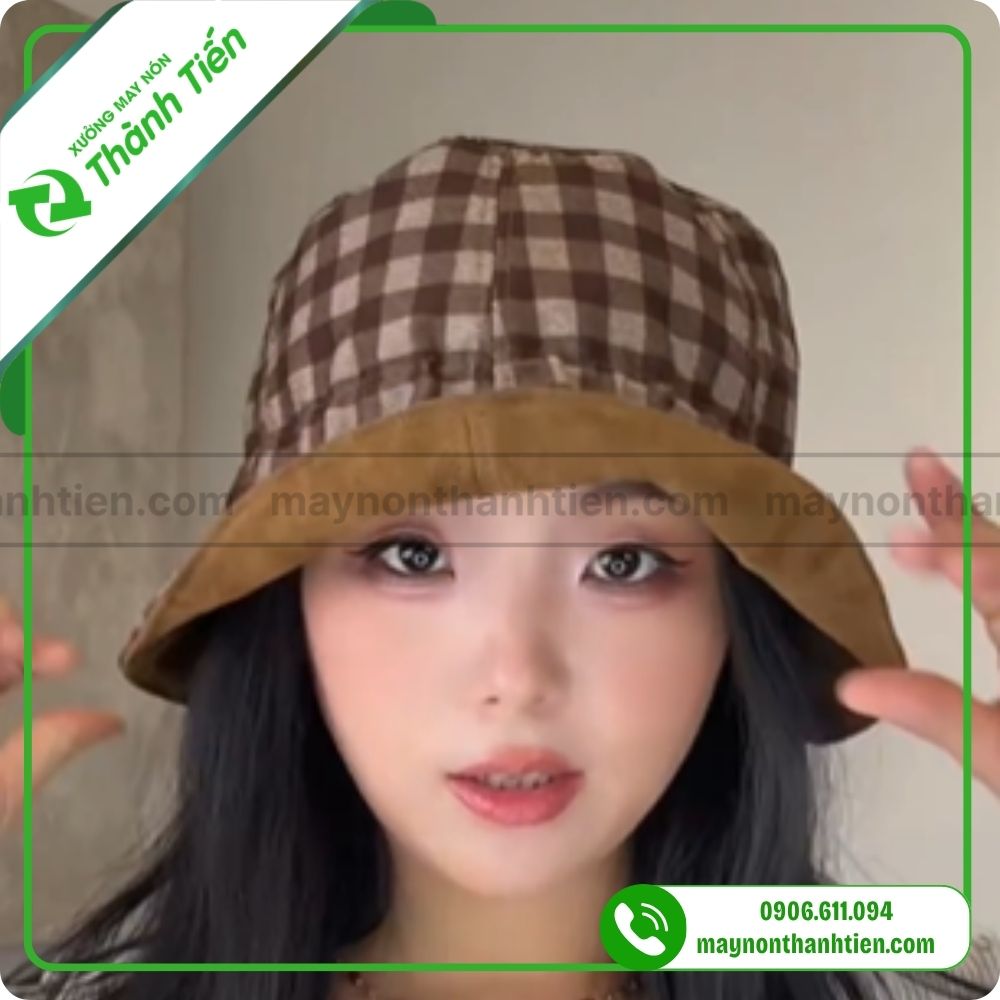 Mũ x&ocirc; 2 mặt họa tiết kẻ sọc m&agrave;u n&acirc;u