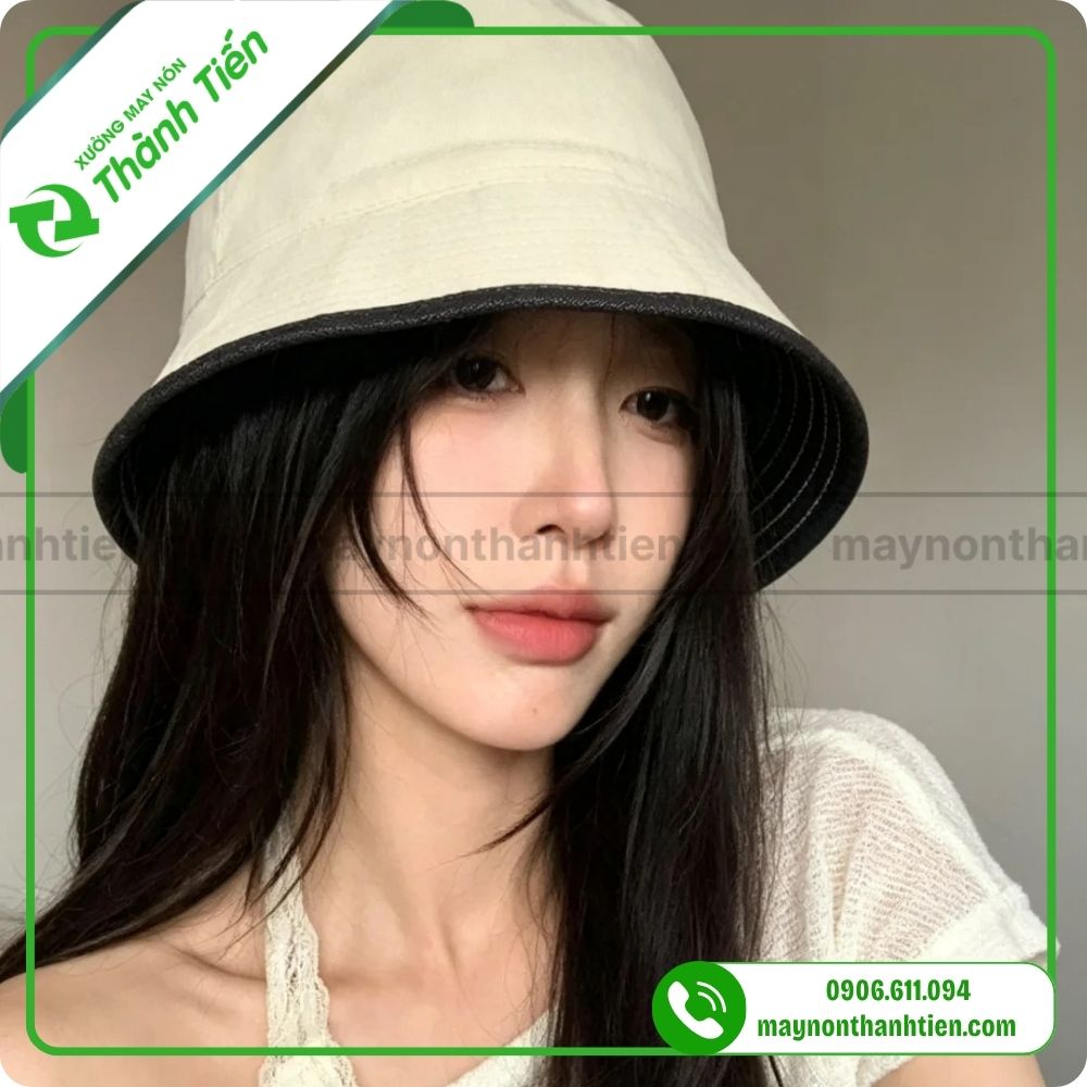 N&oacute;n bucket 2 mặt vải denim m&agrave;u trắng