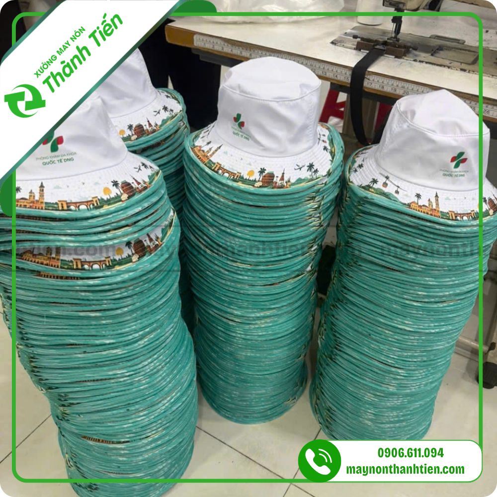Những mẫu n&oacute;n đi du lịch biển cho doanh nghiệp