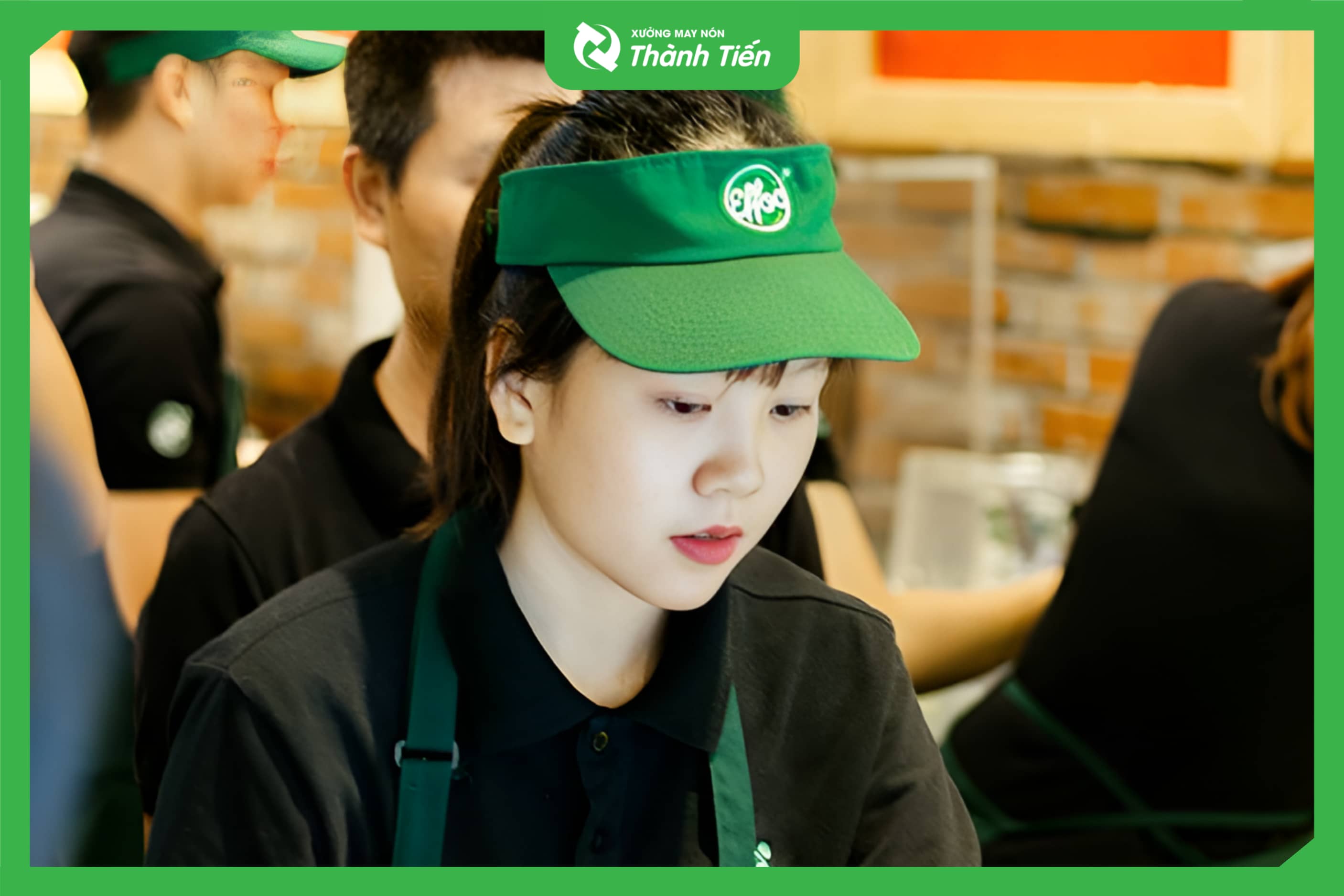 n&oacute;n nửa đầu đồng phục nh&agrave; h&agrave;ng m&agrave;u xanh