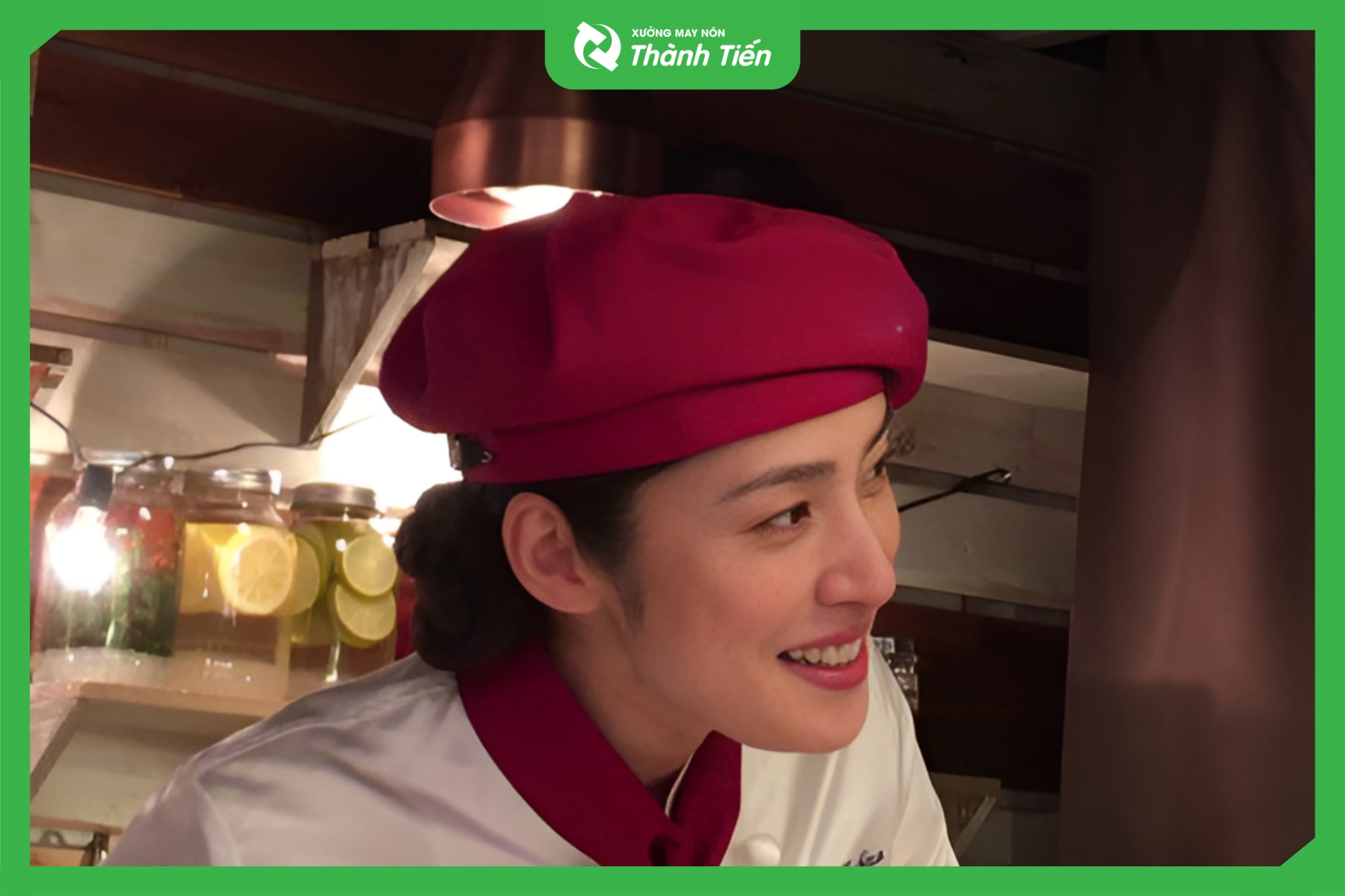 mũ beret nh&agrave; h&agrave;ng m&agrave;u đỏ