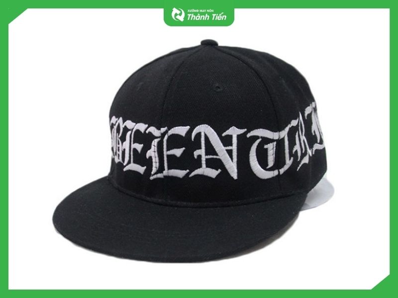 Mũ hiphop snapback đen th&ecirc;u logo