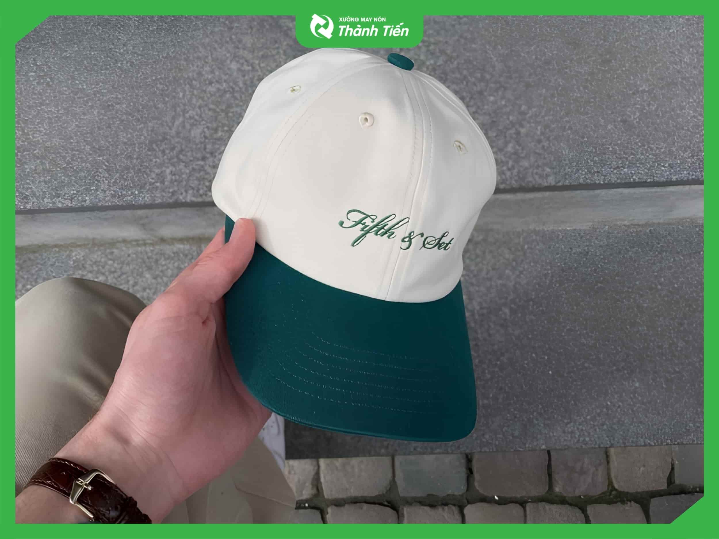 N&oacute;n kết may logo m&agrave;u xanh l&aacute; thời trang
